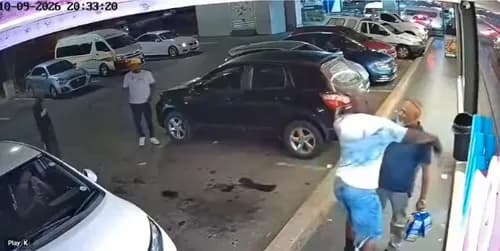 WATCH: Man robbed of cellphone in alleged ‘hugging’ theft at Durban shopping complex