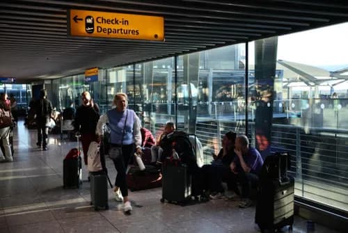 More than 400 UK flights cancelled after air-traffic-control system glitch