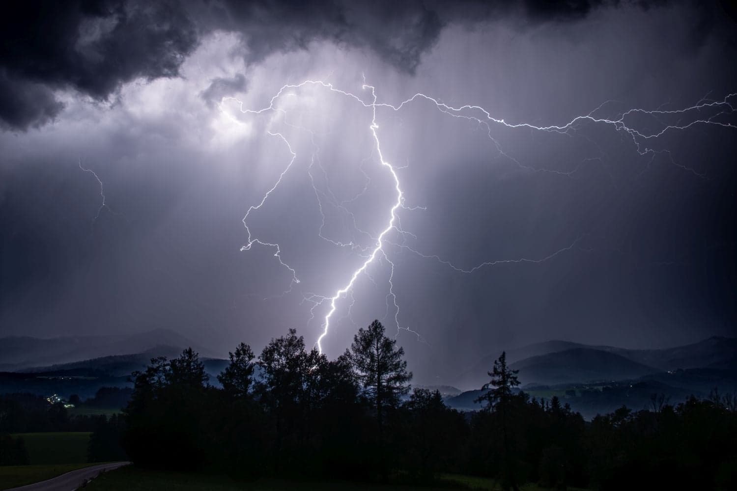 Thunderstorms, damaging winds and fire danger warnings issued for Monday across several provinces